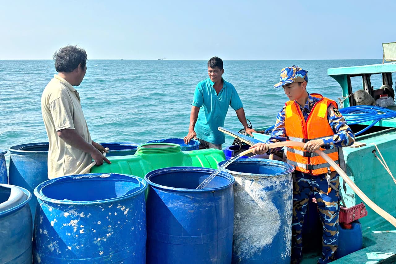 Những giọt nước nghĩa tình trên đảo Hòn Chuối