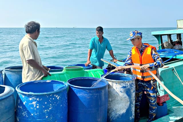 Những giọt nước nghĩa tình trên đảo Hòn Chuối