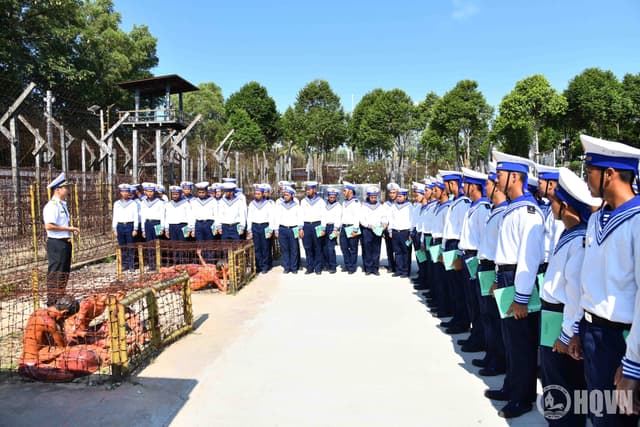 Chiến sĩ mới Vùng 5 Hải quân tham quan Trại giam Phú Quốc