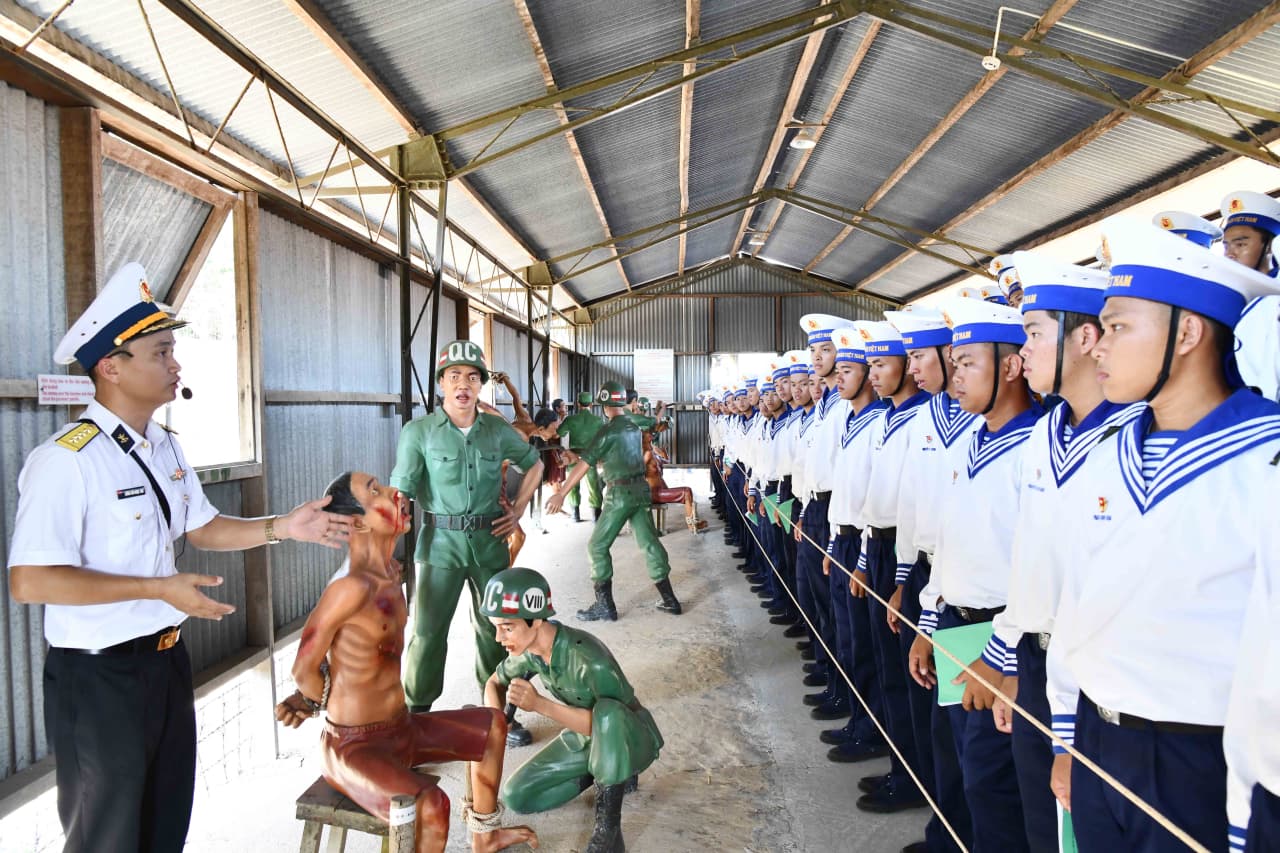 Chiến sĩ mới Vùng 5 Hải quân tham quan Trại giam Phú Quốc