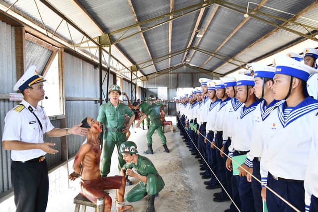 Chiến sĩ mới Vùng 5 Hải quân tham quan Trại giam Phú Quốc