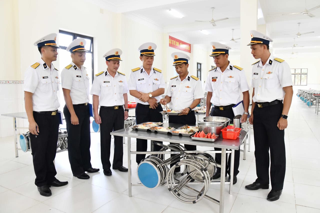 Vùng 5 Hải quân kiểm tra công tác nấu ăn đối chứng tại các đơn vị