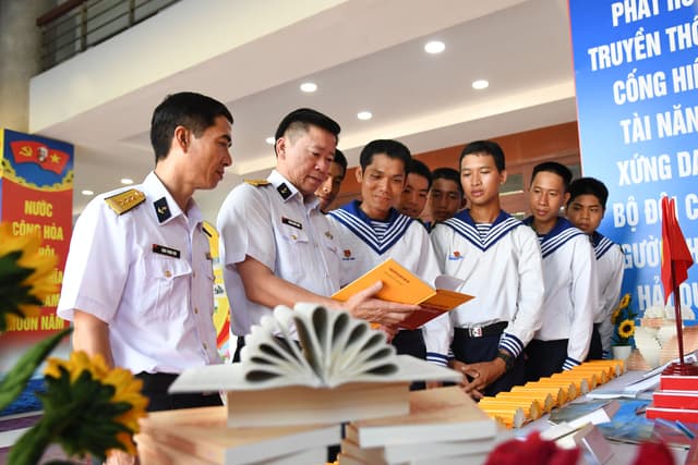 LAN TỎA VĂN HÓA ĐỌC Ở VÙNG 5 HẢI QUÂN