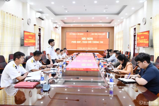 Bộ Tư lệnh Vùng 5 Hải quân và Học viện Ngoại giao trao đổi thông tin