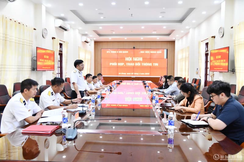 Bộ Tư lệnh Vùng 5 Hải quân và Học viện Ngoại giao trao đổi thông tin