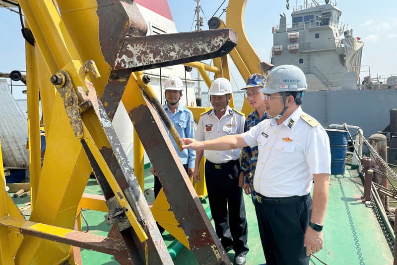 Tư lệnh Vùng 5 Hải quân kiểm tra tiến độ sửa chữa tàu tại Nhà máy X55