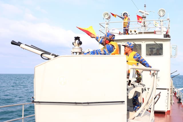 Lữ đoàn 127 huấn luyện K2 trên biển