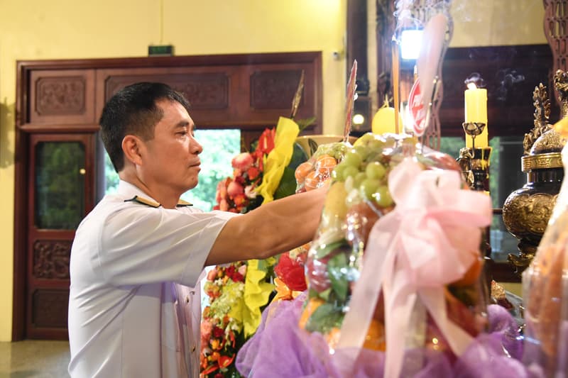 Phó Đô đốc Nguyễn An Phong dâng hương tưởng niệm Chủ tịch Tôn Đức Thắng