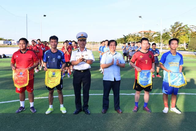 Lữ đoàn 175 tổ chức giải bóng đá mini