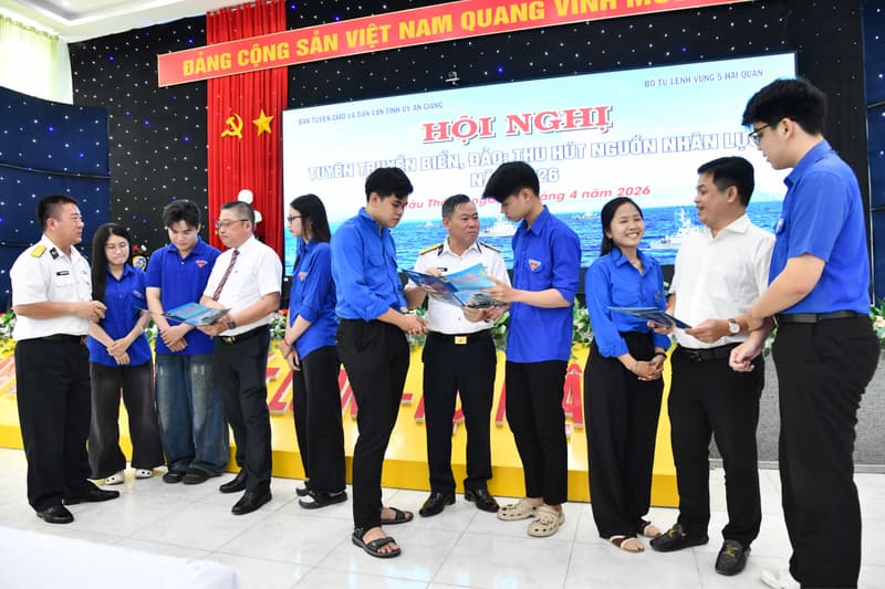 Vùng 5 Hải quân tuyên truyền biển đảo cho hơn 3.000 người tại An Giang