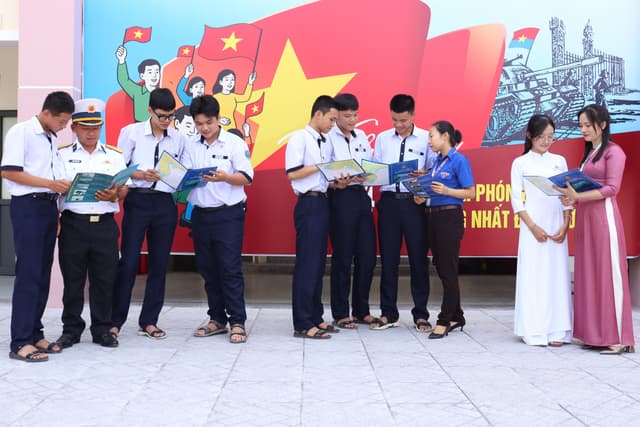 Lữ đoàn 127 tuyên truyền biển đảo, thu hút nguồn nhân lực tại Trường Trung học phổ thông An Thới