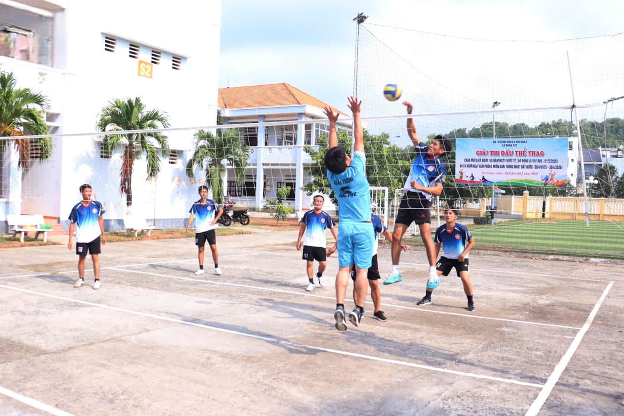 Lữ đoàn 127 khai mạc giải bóng chuyền chào mừng Ngày giải phóng miền Nam