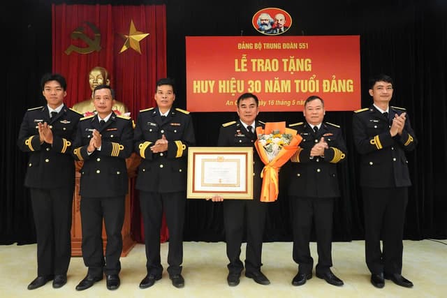Đảng bộ Trung đoàn 551 trao Huy hiệu 30 năm tuổi Đảng