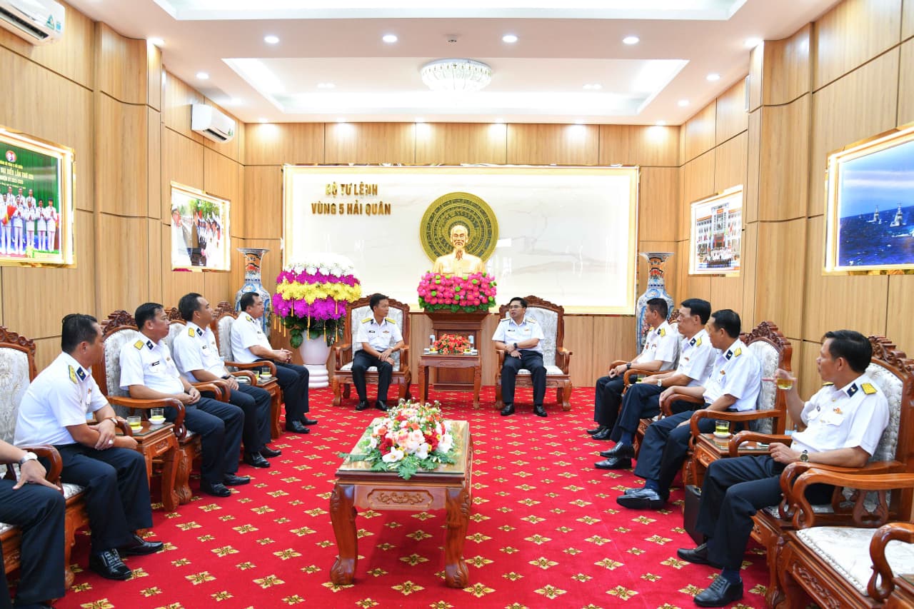 Lữ đoàn 962 thăm Bộ Tư lệnh Vùng 5 Hải quân