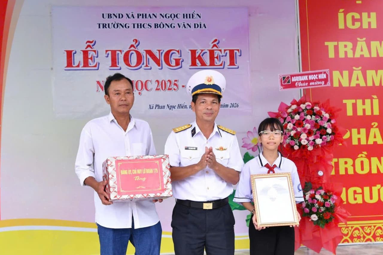 Lữ đoàn 175 trao quyết định nhận đỡ đầu con ngư dân