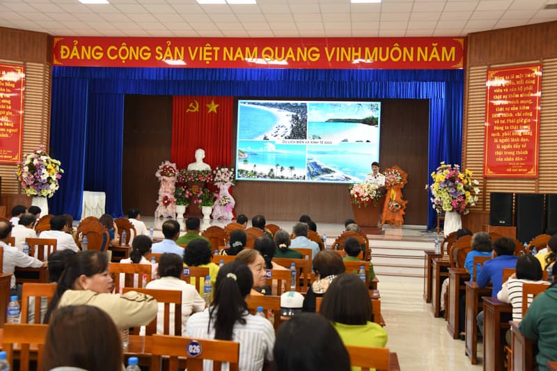 Hơn 1.200 cán bộ, đảng viên và nhân dân tỉnh Cà Mau được tuyên truyền biển đảo