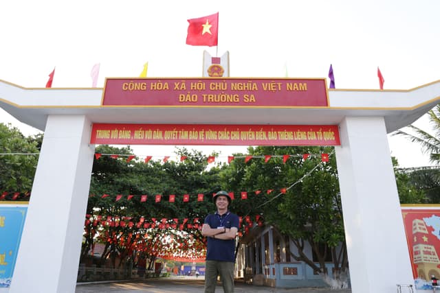 Mang tình yêu Trường Sa vào trang viết