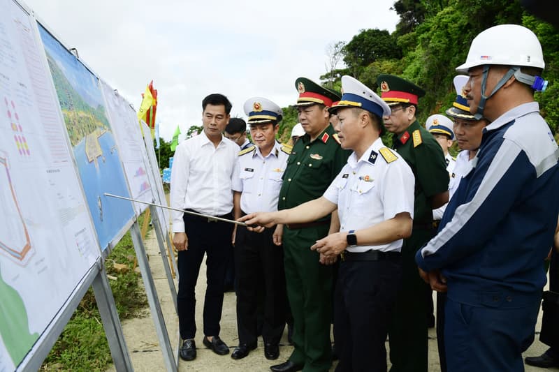 Kiểm tra tiến độ thi công xây dựng Cảng tổng hợp lưỡng dụng Hòn Khoai