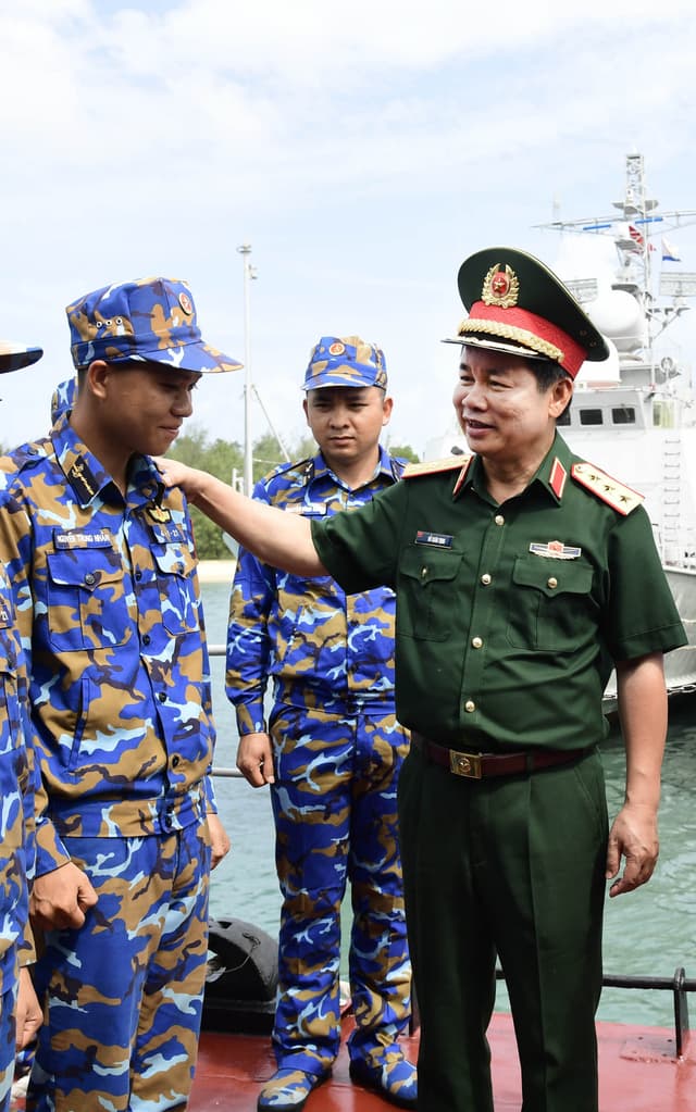 Thượng tướng Đỗ Xuân Tụng kiểm tra, nắm tình hình hoạt động CTĐ, CTCT tại Vùng 5 Hải quân