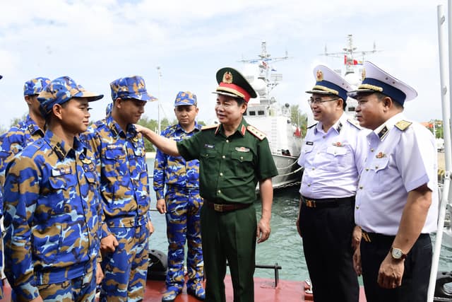 Thượng tướng Đỗ Xuân Tụng kiểm tra, nắm tình hình hoạt động CTĐ, CTCT tại Vùng 5 Hải quân