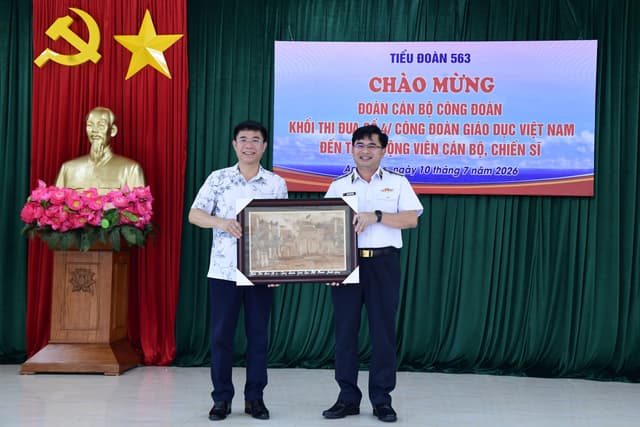 Đoàn cán bộ công đoàn Khối thi đua số 4 thăm Vùng 5 Hải quân