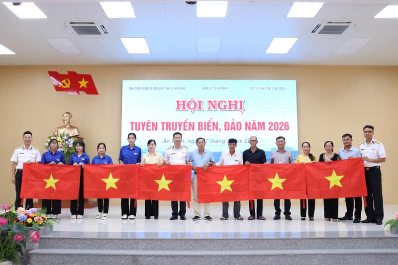 Vùng 5 Hải quân tuyên truyền biển đảo cho hơn 1.200 người dân tại An Giang
