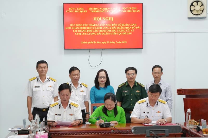 Bàn giao các cháu là con ngư dân có hoàn cảnh khó khăn để tiếp tục đỡ đầu