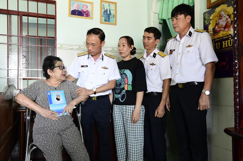 Bộ Tư lệnh Vùng 5 Hải quân thăm, tặng quà các gia đình chính sách