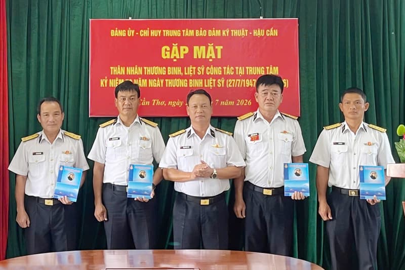 Trung tâm Bảo đảm Kỹ thuật - Hậu cần Vùng 5 gặp mặt, tặng quà quân nhân là con thương binh, liệt sĩ