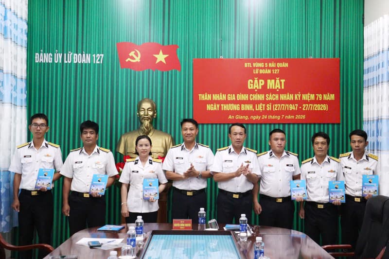 Lữ đoàn 127 gặp mặt thân nhân gia đình chính sách