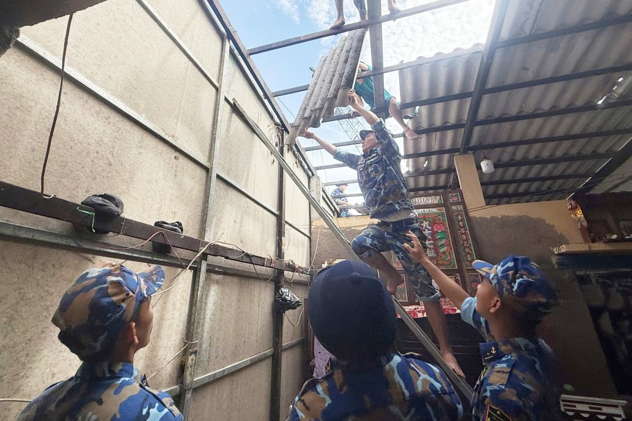 Lữ đoàn 175 hỗ trợ người dân Cà Mau khắc phục hậu quả giông lốc