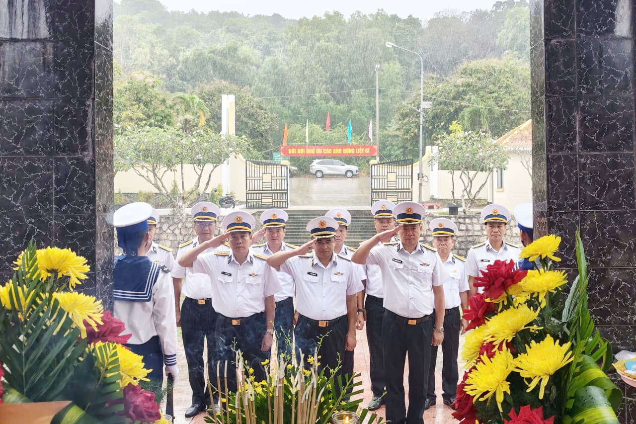 Bộ Tư lệnh Vùng 5 Hải quân dâng hương tưởng niệm Chủ tịch Hồ Chí Minh và các anh hùng, liệt sĩ