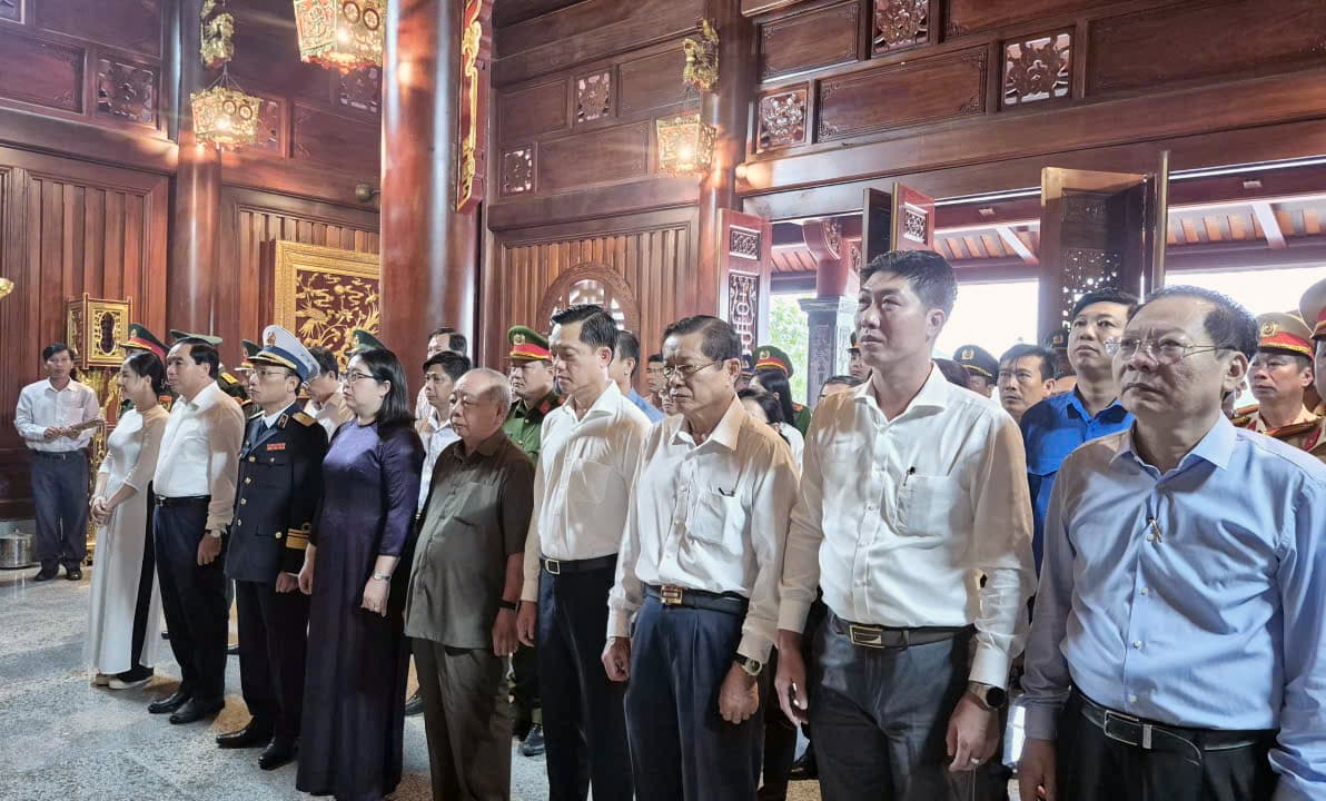 Lãnh đạo đặc khu Phú Quốc dâng hương tri ân Chủ tịch Hồ Chí Minh và các Anh hùng, liệt sĩ