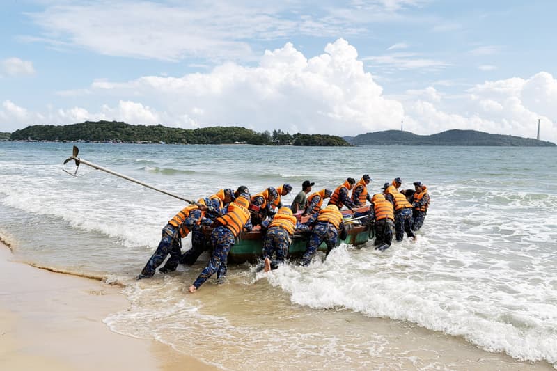 Vùng 5 Hải quân hỗ trợ đưa ghe của ngư dân ra khỏi nơi mắc cạn