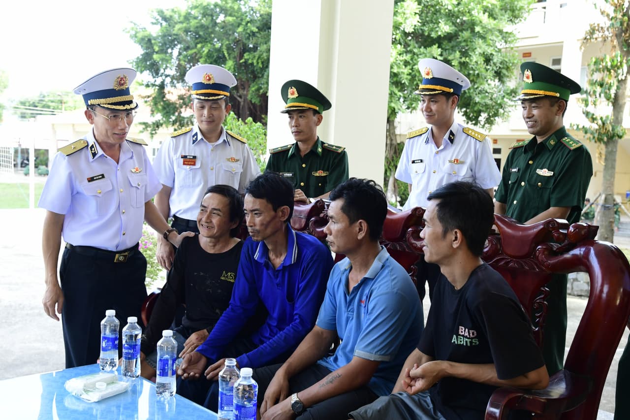 Ba ngư dân mất tích trên vùng biển Phú Quốc được đưa vào bờ an toàn