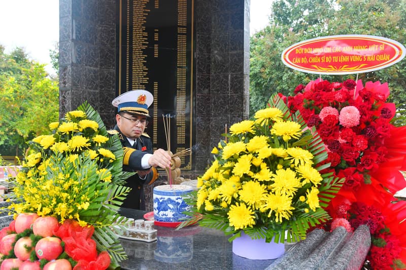 Bộ Tư lệnh Vùng 5 Hải quân dâng hương tưởng niệm Chủ tịch Hồ Chí Minh và các Anh hùng, liệt sĩ