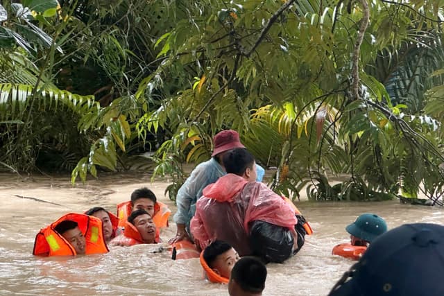 Tình quân dân giữa vùng ngập lụt