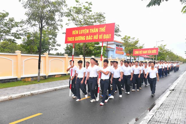 VÙNG 5 HẢI QUÂN THAM GIA HOẠT ĐỘNG ĐI BỘ “CÙNG VIỆT NAM TIẾN BƯỚC”