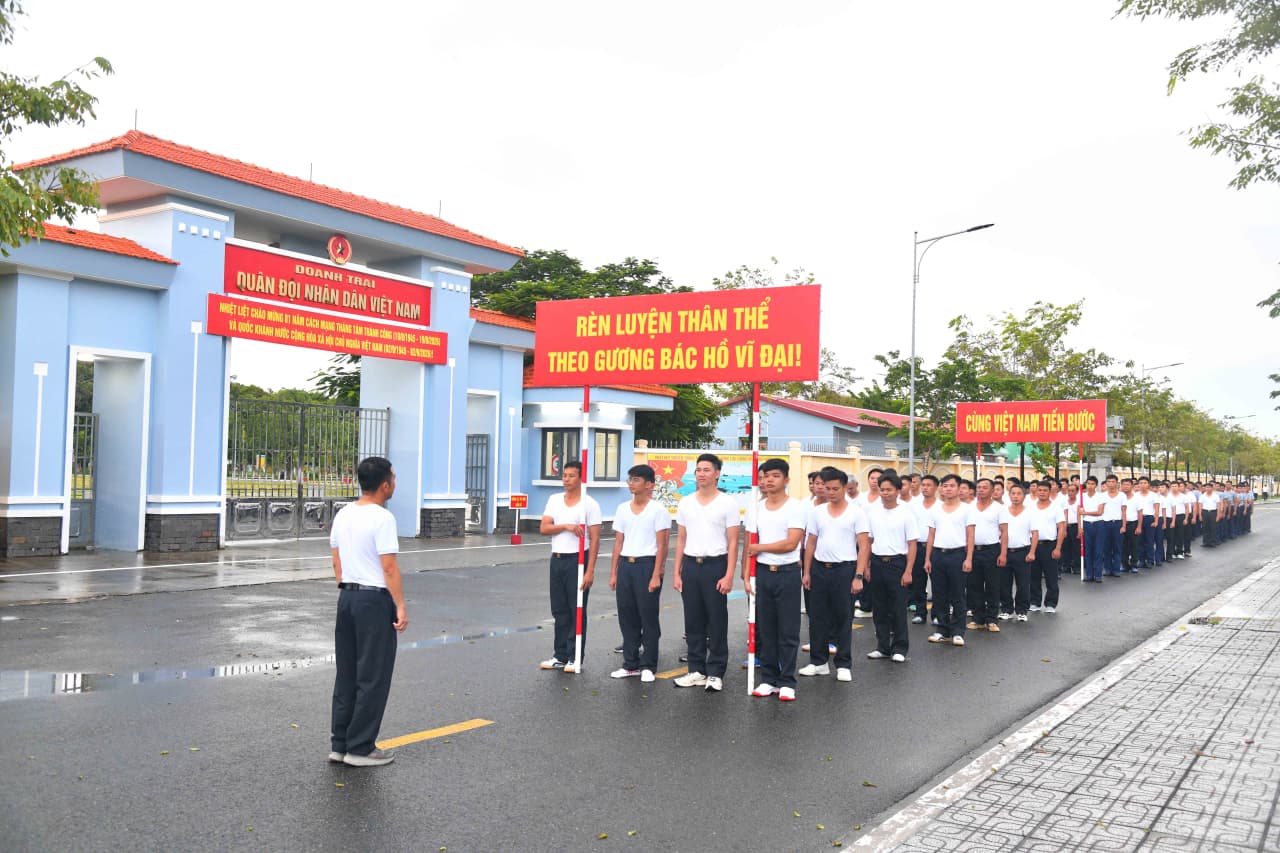 Vùng 5 Hải quân tham gia hoạt động đi bộ “Cùng Việt Nam tiến bước”