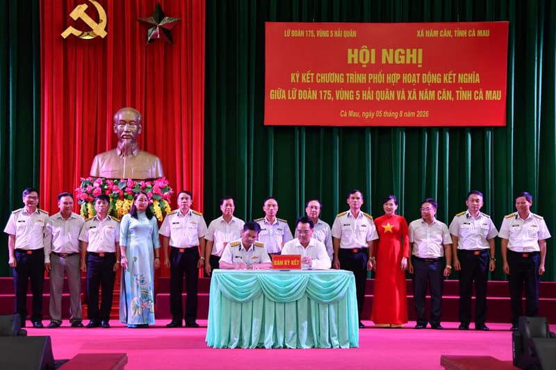 Lữ đoàn 175 và xã Năm Căn ký kết chương trình phối hợp hoạt động kết nghĩa