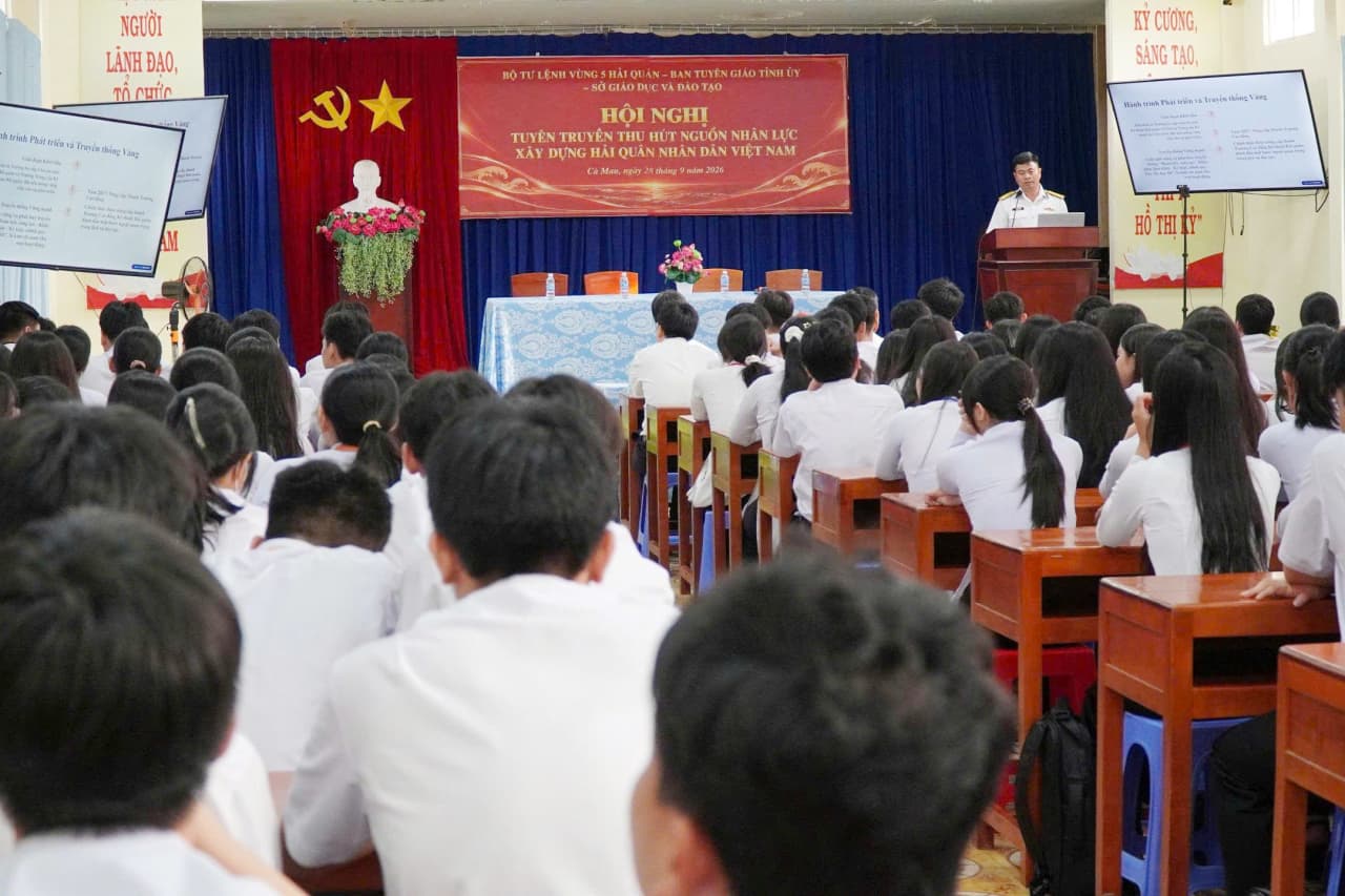 Lữ đoàn 175 tuyên truyền, hướng nghiệp cho hơn 400 học sinh tại Cà Mau