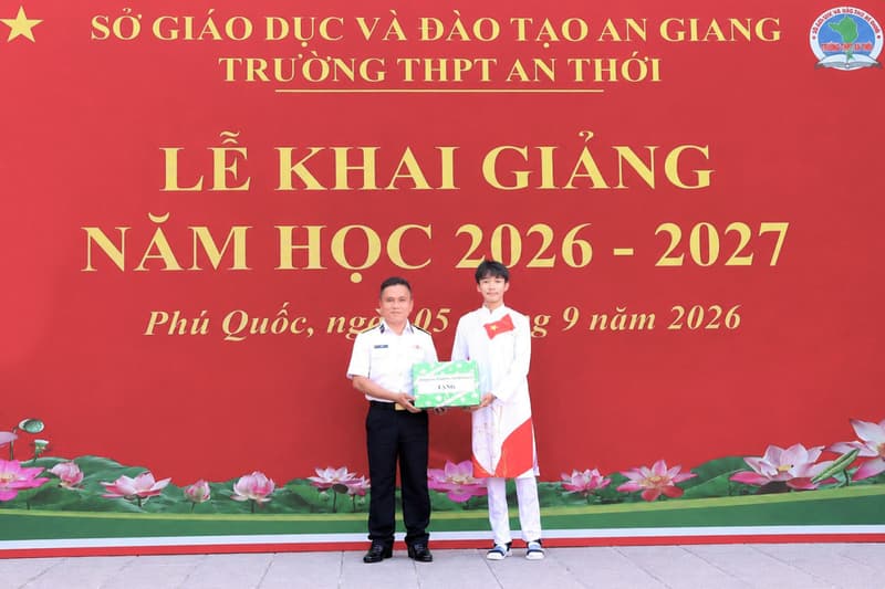 Lữ đoàn 127 tặng quà học sinh là con ngư dân có hoàn cảnh khó khăn