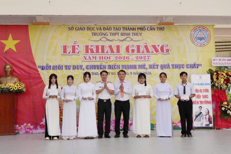 Nhà máy X55 trao học bổng cho học sinh có hoàn cảnh khó khăn nhân dịp khai giảng năm học mới