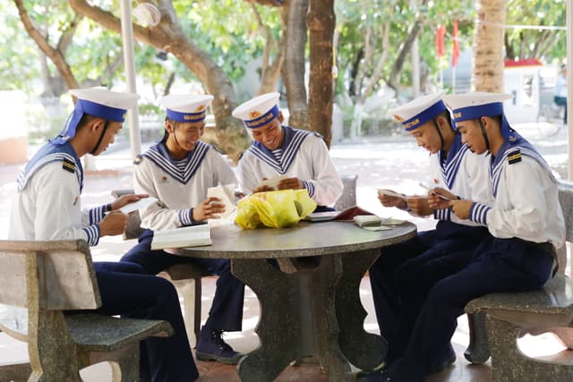 Những cánh thư vượt sóng ra Trường Sa