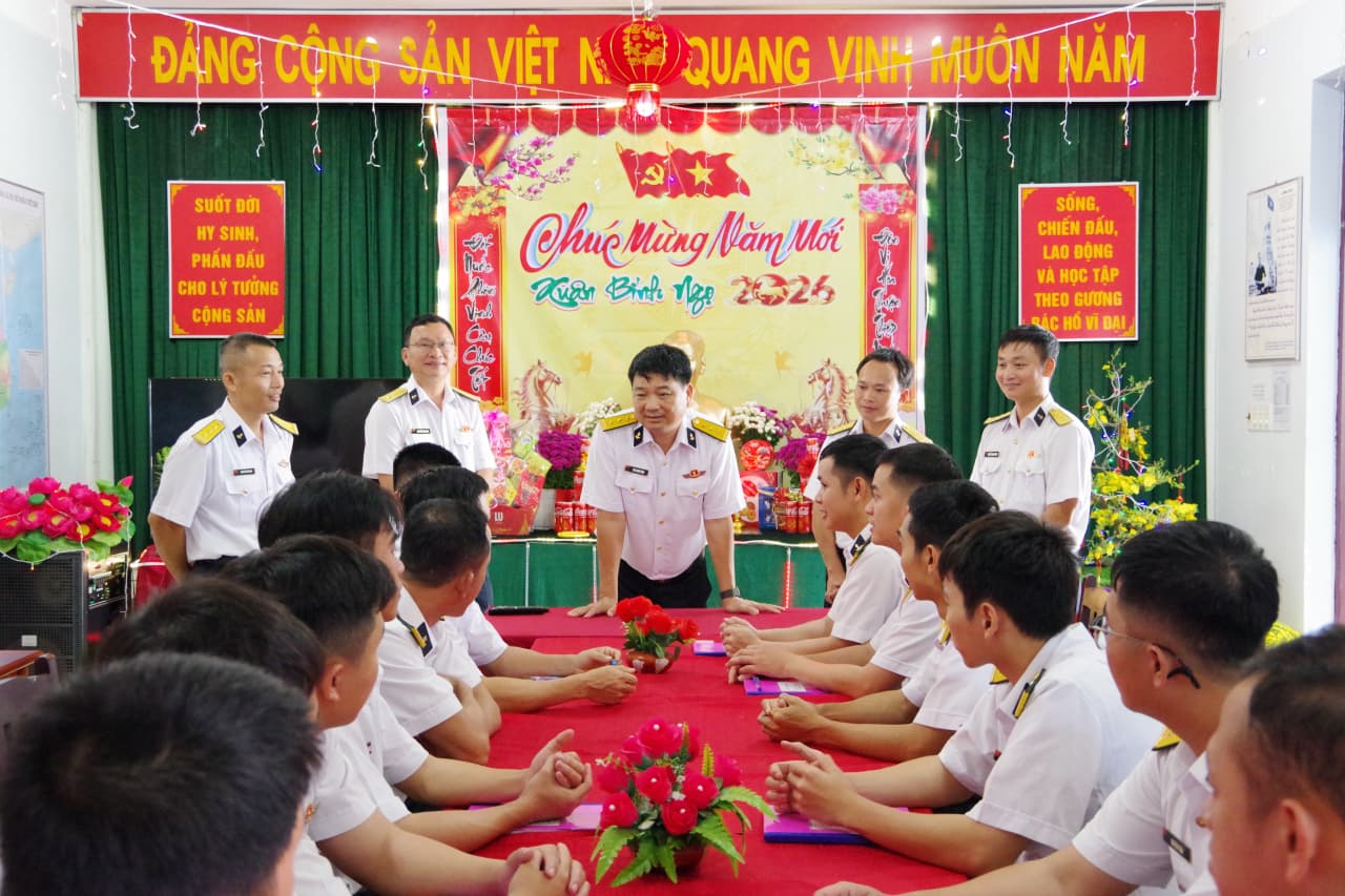 Chính ủy Vùng 4 thăm, kiểm tra công tác chuẩn bị đón tết tại Trung tâm Bảo đảm kỹ thuật 719