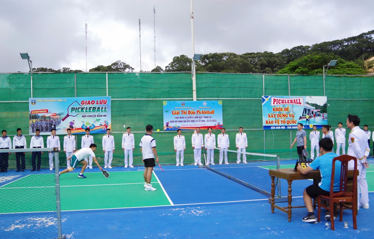 Trung tâm Bảo đảm kỹ thuật 719 thi đấu bóng đá và pickleball