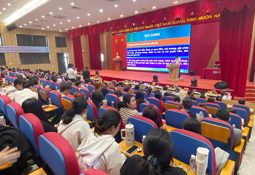 Trung đoàn 196 thông tin về biển đảo cho hơn 5.000 sinh viên Trường Đại học Cửu Long