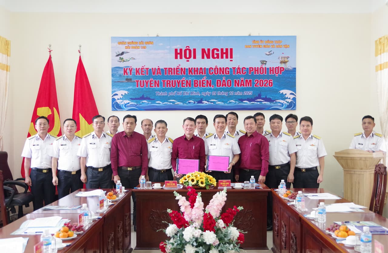 Hải đoàn 129 Hải quân và Ban Tuyên giáo và Dân vận Tỉnh ủy Đồng Tháp ký kết tuyên truyền biển đảo