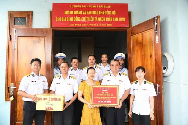 Lữ đoàn 681 bàn giao nhà đồng đội