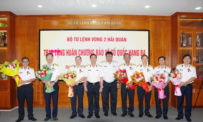 Vùng 2 Hải quân trao tặng Huân chương Bảo vệ Tổ quốc hạng Ba